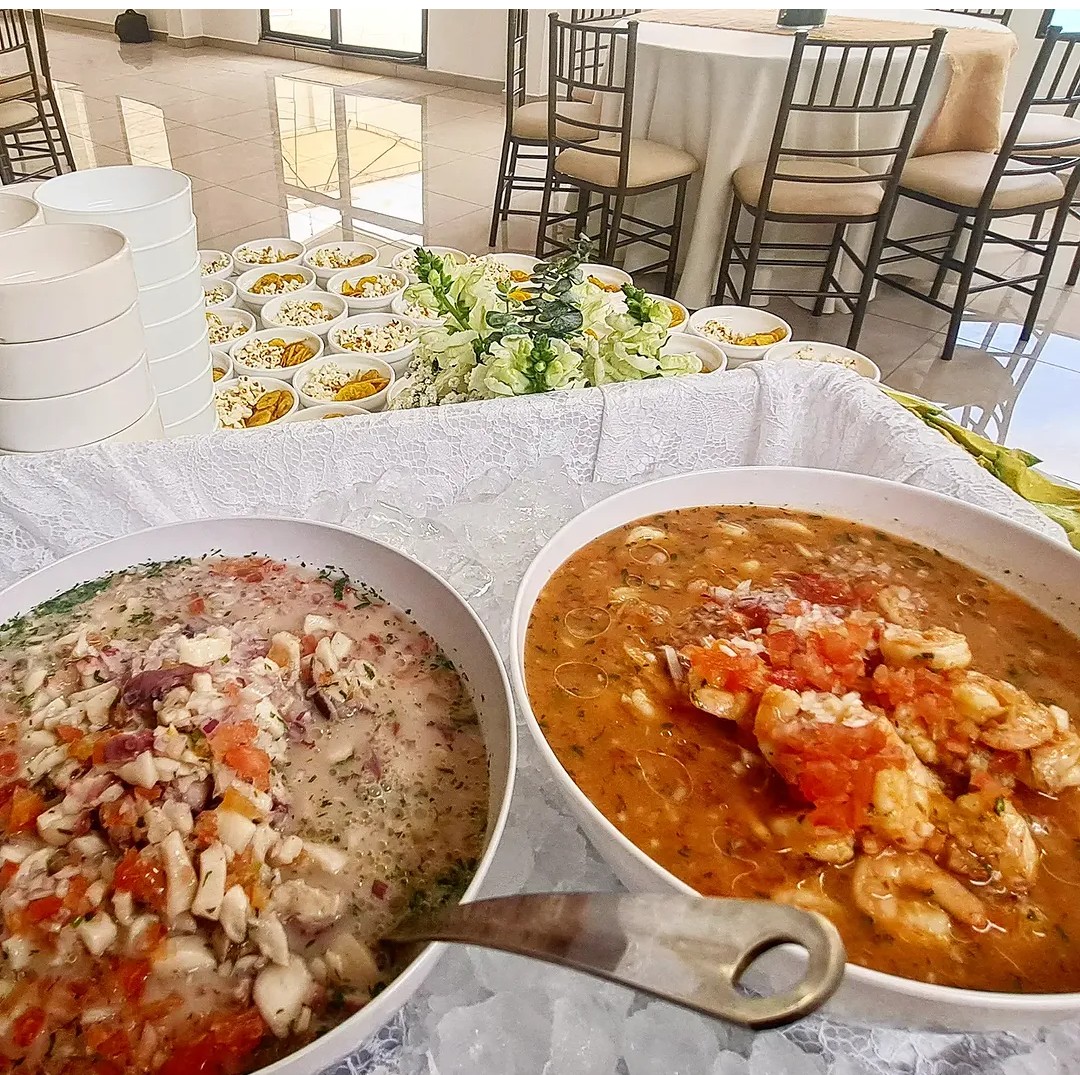 Estación de ceviches y ensaladas montada en salón de eventos