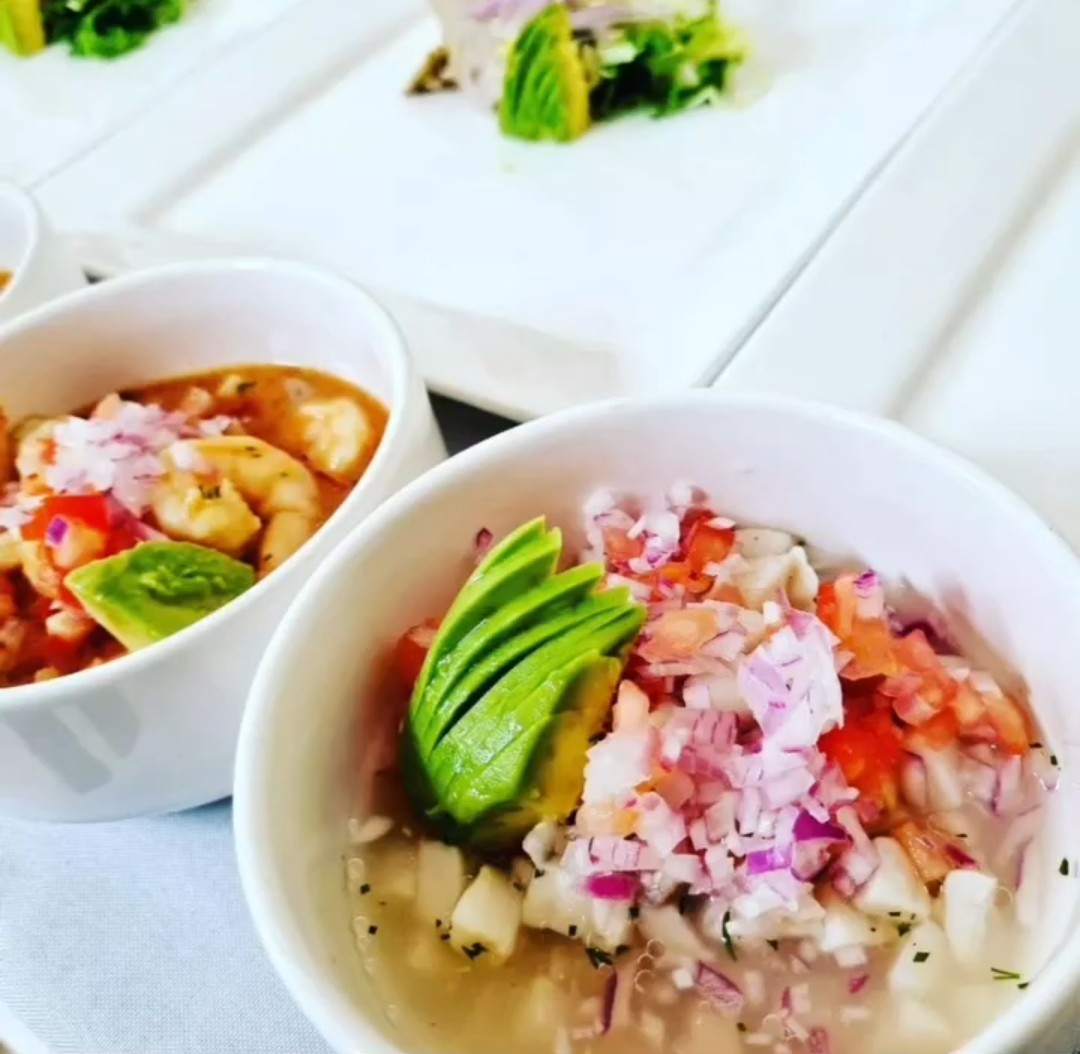 Ceviche fresco servido en bowls en evento corporativo por Producción de Eventos 593